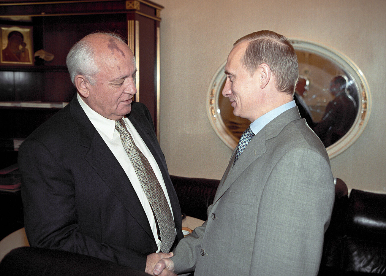 Ruski predsednik Vladimir Putin na srečanju z Mihailom Gorbačovom, 2000
