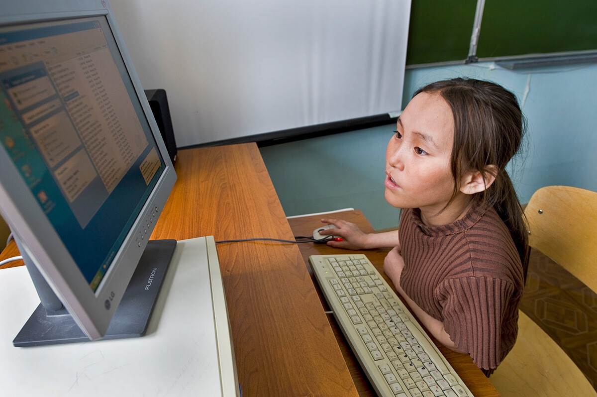  Дете в интернат. Пансионите дават опция на децата да решат дали желаят да живеят в града или да продължат живота на своите родители. Руският език е наложителен, а локалният език си остава формален за района. 