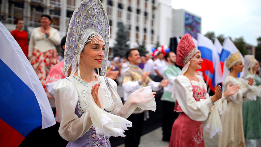 Die Teilnehmerinnen der Feierlichkeiten zum Tag der Flagge der Russischen Föderation in Krasnodar.