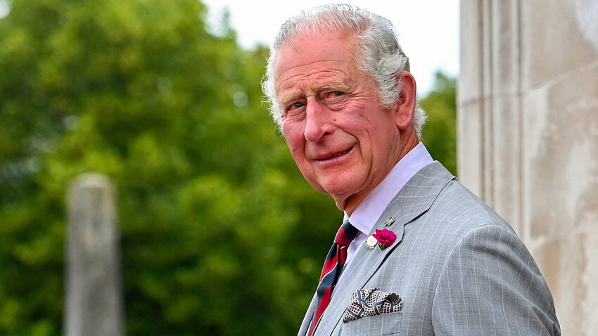 Британски принц Чарлс, принц од Велса, гледа параду припадника 1. Краљичине драгунске гарде у Кардифу 5. јула 2022.