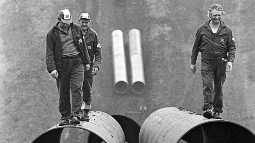 Trabalhadores andam nos canos do gasoduto de Orenburg - a fronteira ocidental da URSS.