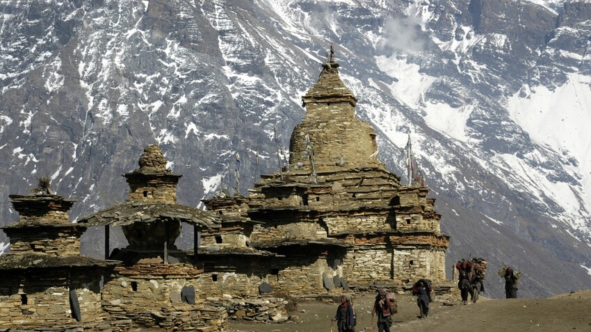 Templos budistas cerca de la montaña Kang Guru en Nepal