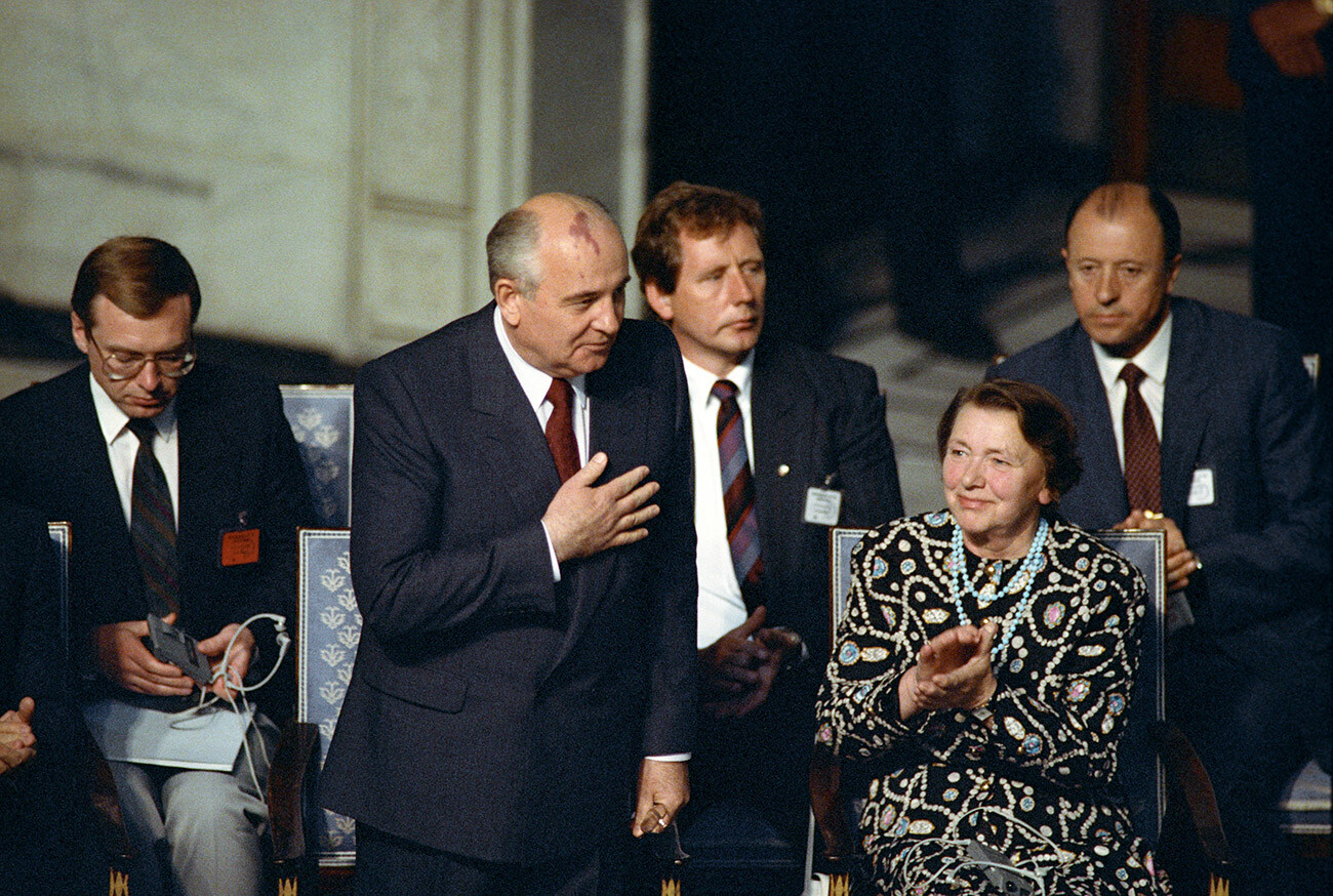 Peraih Hadiah Nobel Perdamaian 1990, Mikhail Gorbachev, menyampaikan pidato pada upacara pemberian penghargaan.