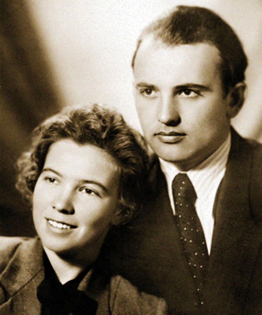 Durante gli studi all'Università statale di Mosca, Gorbaciov incontra la sua futura moglie, la studentessa di filosofia Raisa Titarenko (1932-1999). Si sposarono nel 1953 e il loro matrimonio si svolse nella mensa del dormitorio studentesco