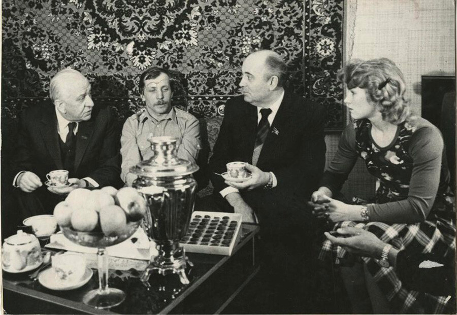 Mikhail Gorbaciov e il politico sovietico Viktor Grishin in visita a casa di alcuni moscoviti, 1985