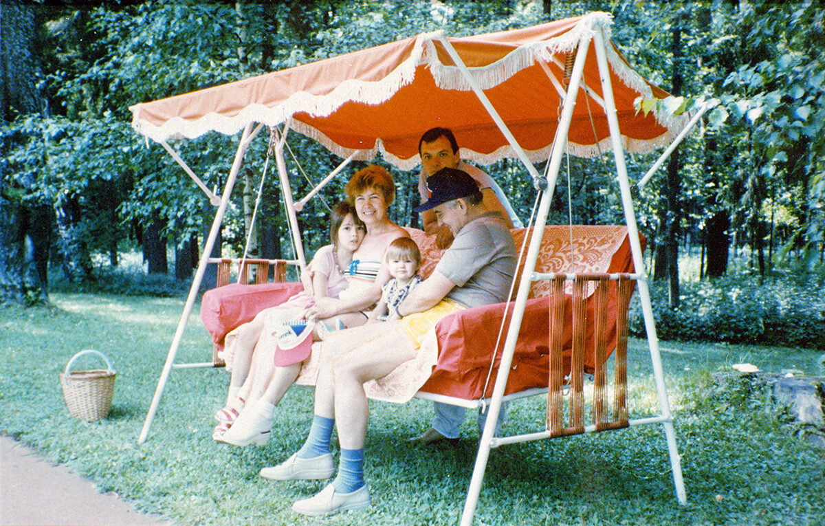 Mikhail e Raisa Gorbaciov con la famiglia in una dacia fuori Mosca, 1989