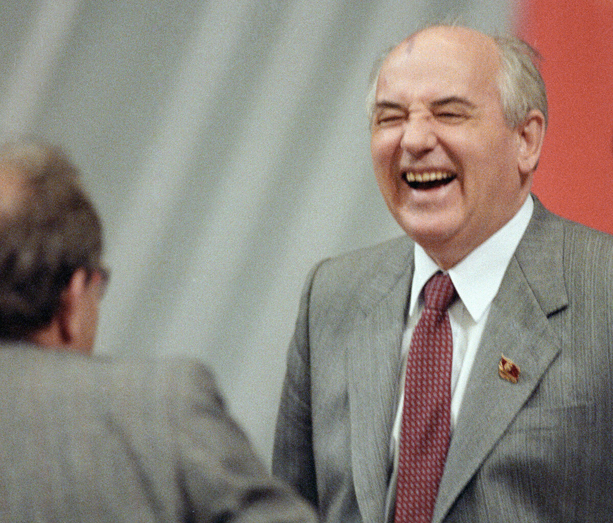 Il Segretario Generale del Comitato Centrale del Partito Comunista dell'Unione Sovietica Mikhail Gorbaciov durante una pausa tra le sessioni, 1990