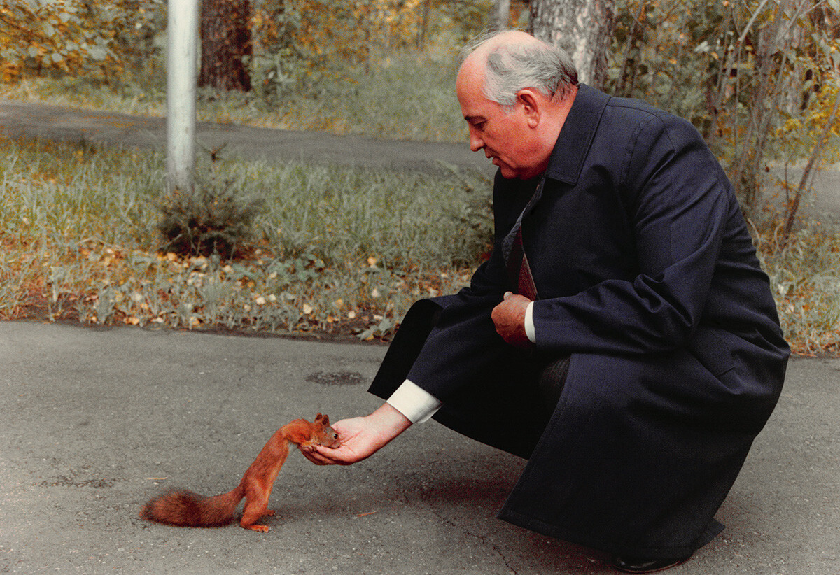 Il leader sovietico dà da mangiare a uno scoiattolo nella sua dacia fuori Mosca, 1989