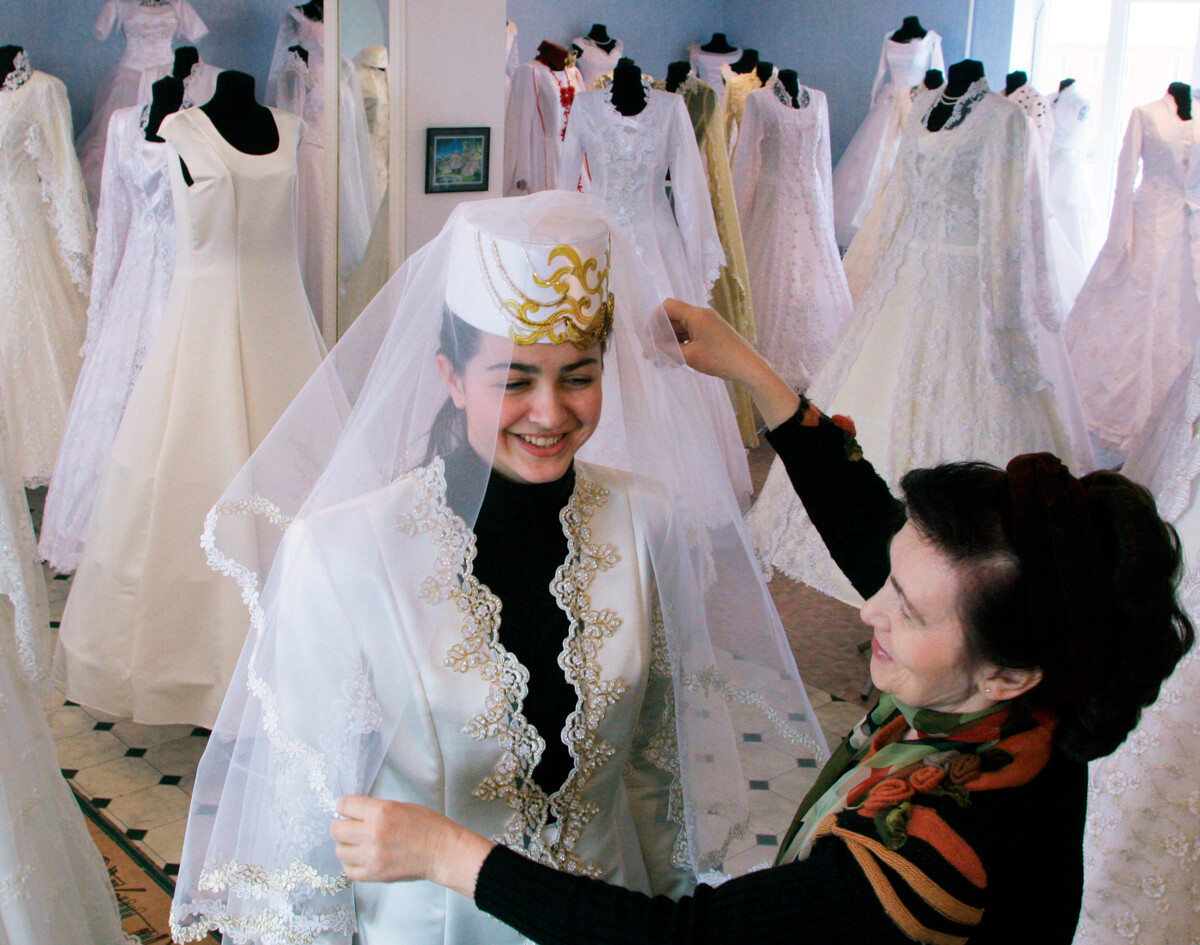 Inguschetien. Im Salon für die Schneiderei von Hochzeitskleidern in Nasran.