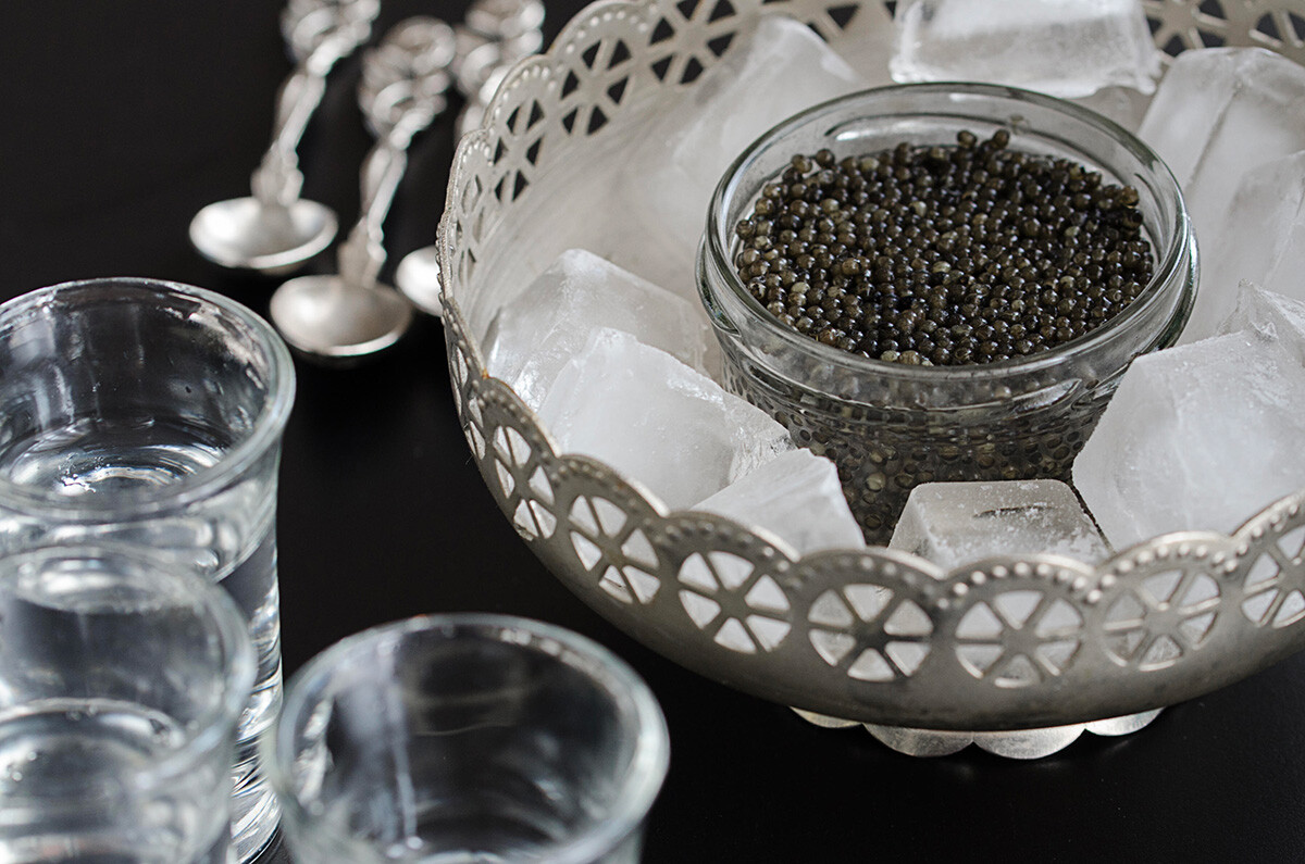 Kaviar beluga dengan vodka.