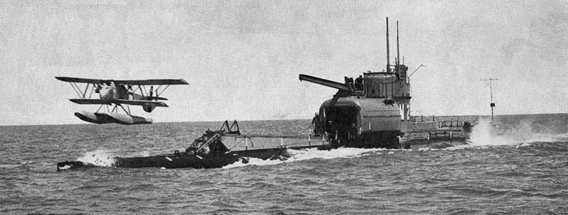 El submarino británico HMS M2 y su hidroavión Parnall Peto (1933)