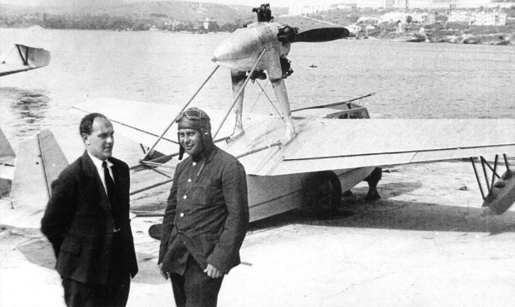 I.V.Chetverikov y el piloto A.V.Krzhizhevski