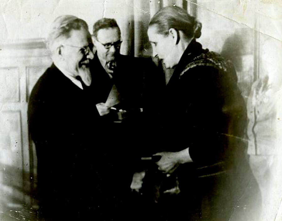 Mikhail Kalinin mempersembahkan penghargaan kepada Tatyana Bubnova, salah satu dari 14 Ibu Pahlawan pertama Uni Soviet