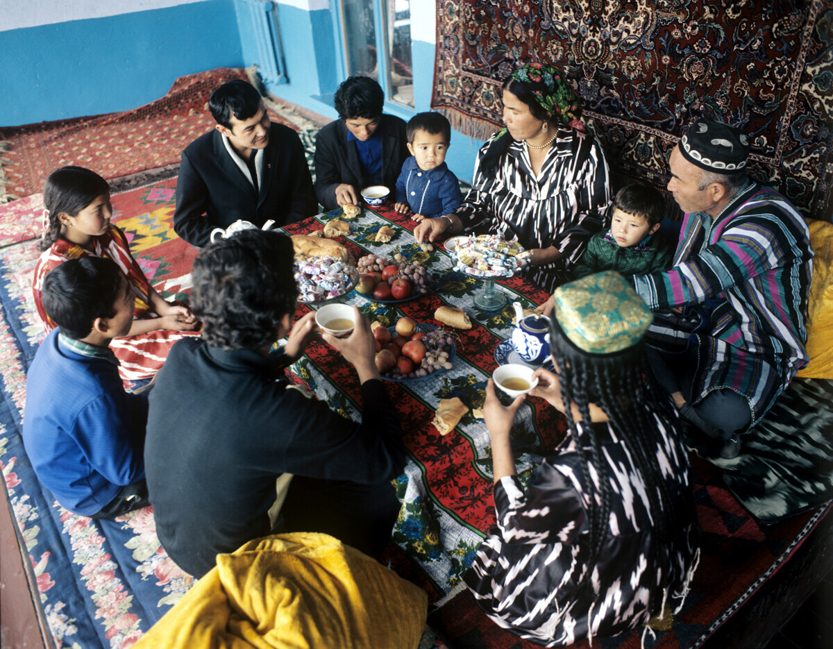 Pahlawan-Ibu Dzhakhon Irgasheva bersama keluarganya. Republik Sosialis Soviet Tajik