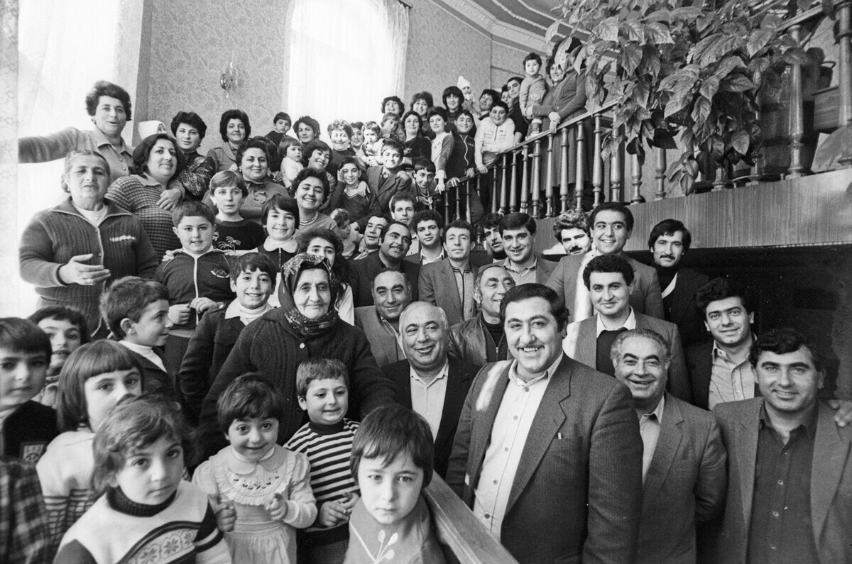 Pahlawan-Ibu Bavakan Akopyan (baris ke-2, tengah) dan keluarga besarnya. Republik Sosialis Soviet Armenia.