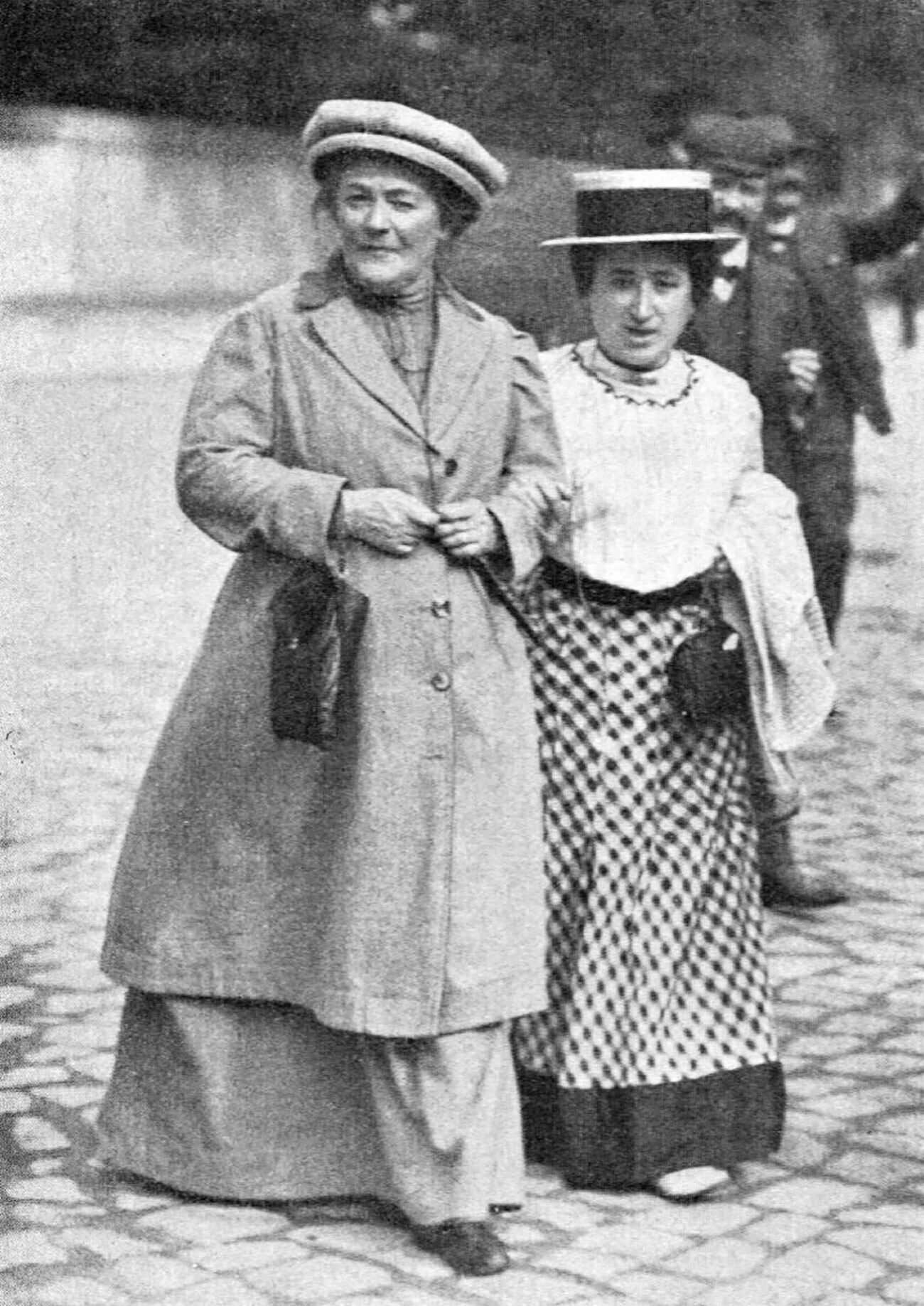 Clara Zetkin dan Rosa Luxemburg (1910).
