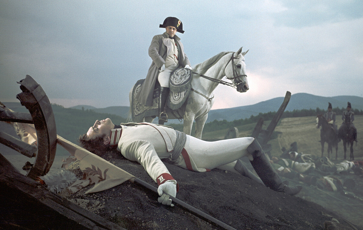 Vjacheslav Tikhonov interpreta Bolkonskij (a terra), mentre Vladislav Strzhelchik (a cavallo) è Napoleon nel film 