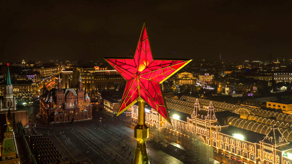 Una delle stelle rosse che svettano sul Cremlino di Mosca