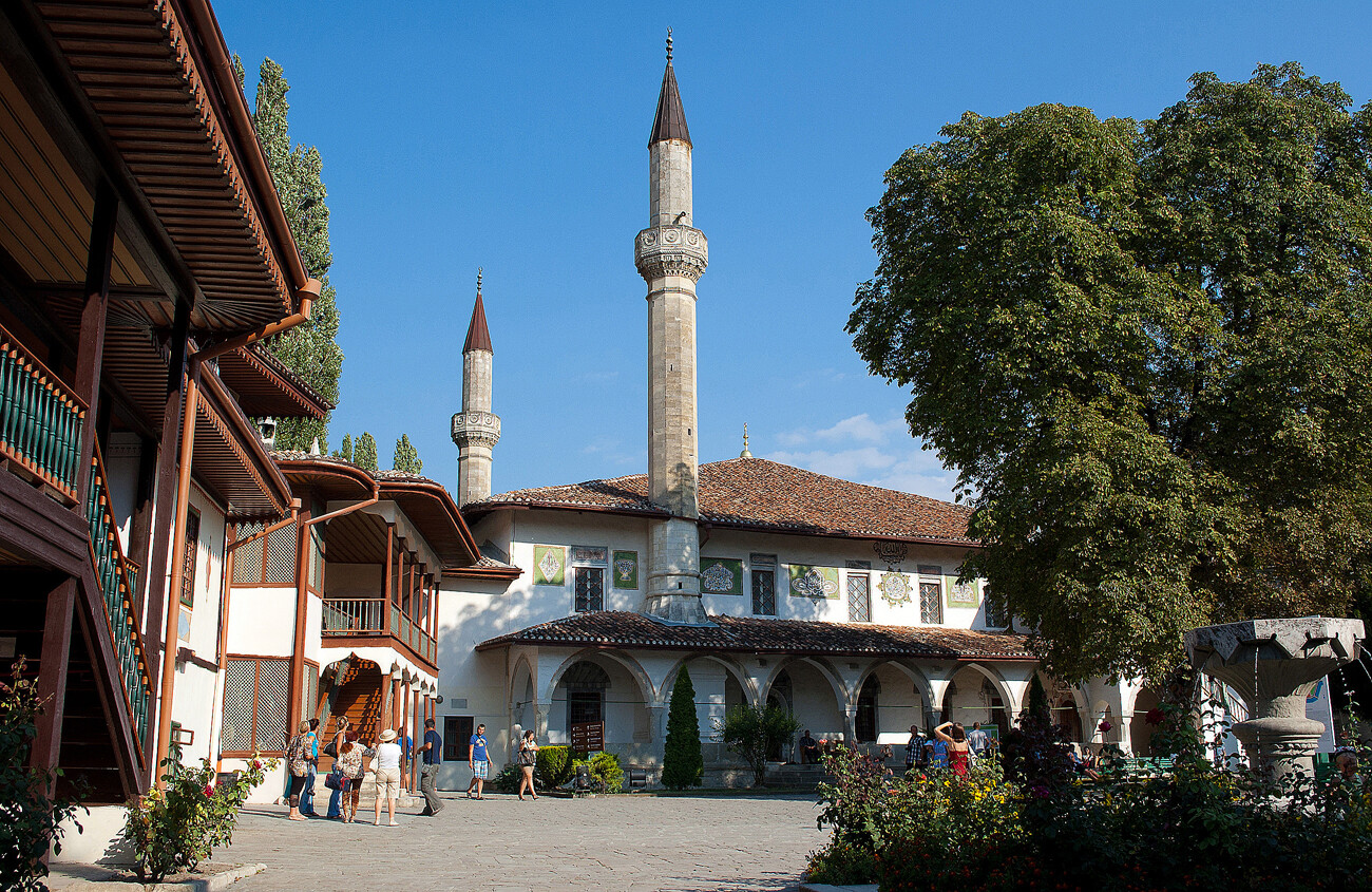 Уникальный памятник крымскотатарской дворцовой архитектуры, которая продолжает традиции османского стиля