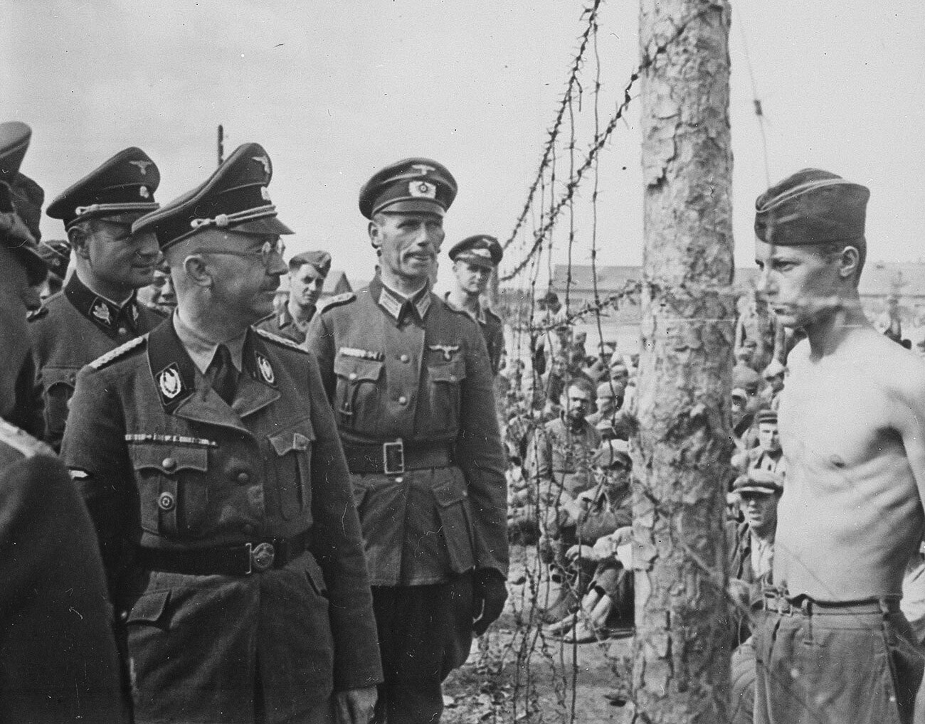 Heinrich Himmler inspecciona un campo de prisioneros de guerra en Rusia