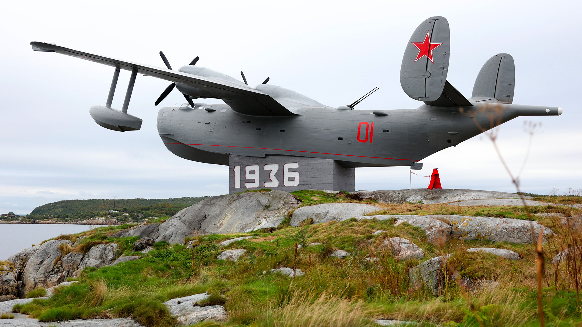 Spomenik prvim letalcem Severne flote - hidroplan BE-6 ASW, odprt po obnovi na otoku Bolšoj Grjaznij v Kolskem zalivu v Murmanski regiji; "1936" na podstavku pomeni leto ustanovitve letalskih sil Severne flote

