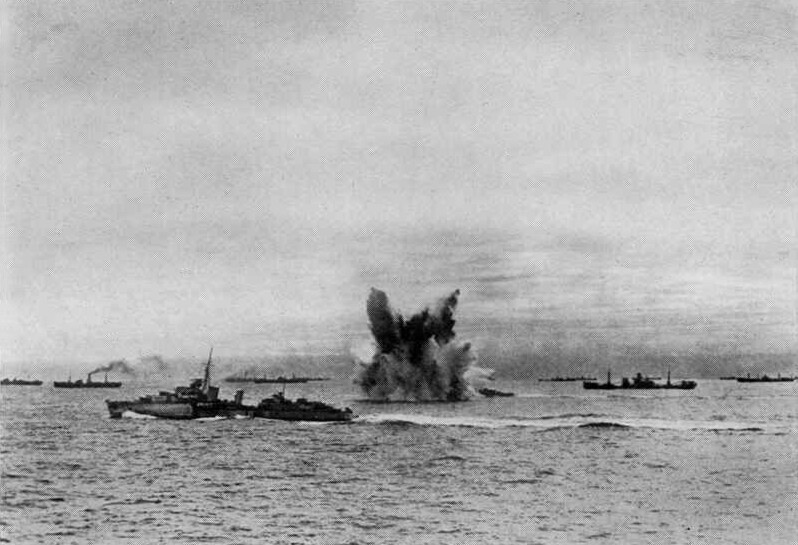 Mar de Barents. 1942. Una bomba de un avión Junkers 88 alemán explota a cerca del destructor de HMS Wheatland. Obsérvese la concentración de buques, en el convoy número PQ-18, que transportan suministros a Rusia por la ruta del Ártico.