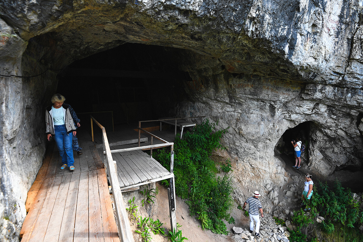 Turisti all’ingresso della grotta Denisova, dove sono stati ritrovati i resti dell’Homo di Denisova, che ha un Dna differente sia dall’Homo Sapiens che da quello di Neandertal
