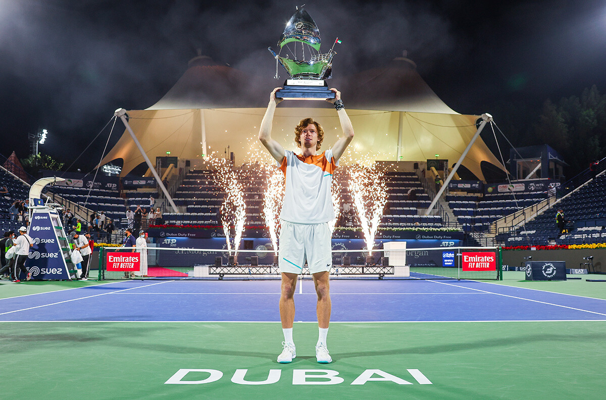 Andrej Rublev regge il trofeo del Dubai Duty Free Tennis il 26 febbraio 2022 a Dubai, negli Emirati Arabi Uniti