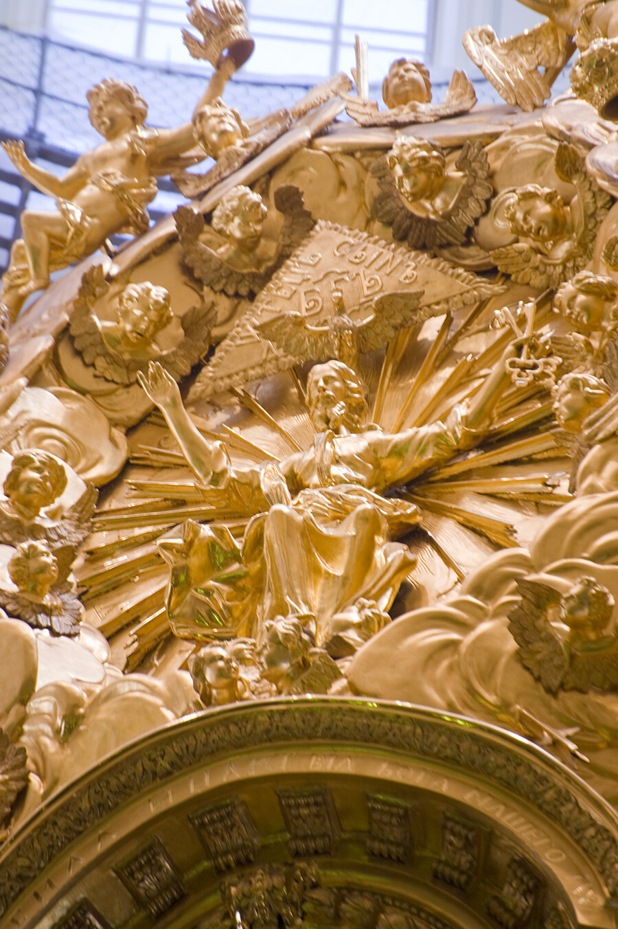 Catedral de los Santos Pedro y Pablo. Escultura dorada ‘Cristo en la Gloria’ en la parte superior de la pantalla de iconos. 7 de junio de 2015. 