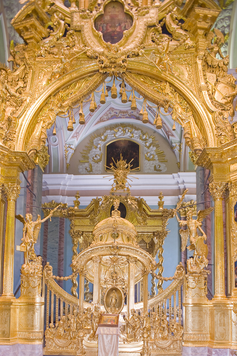 Catedral de San Pedro y San Pablo. Pantalla de iconos dorados con la Puerta Real que conduce al altar mayor. 7 de junio de 2015.