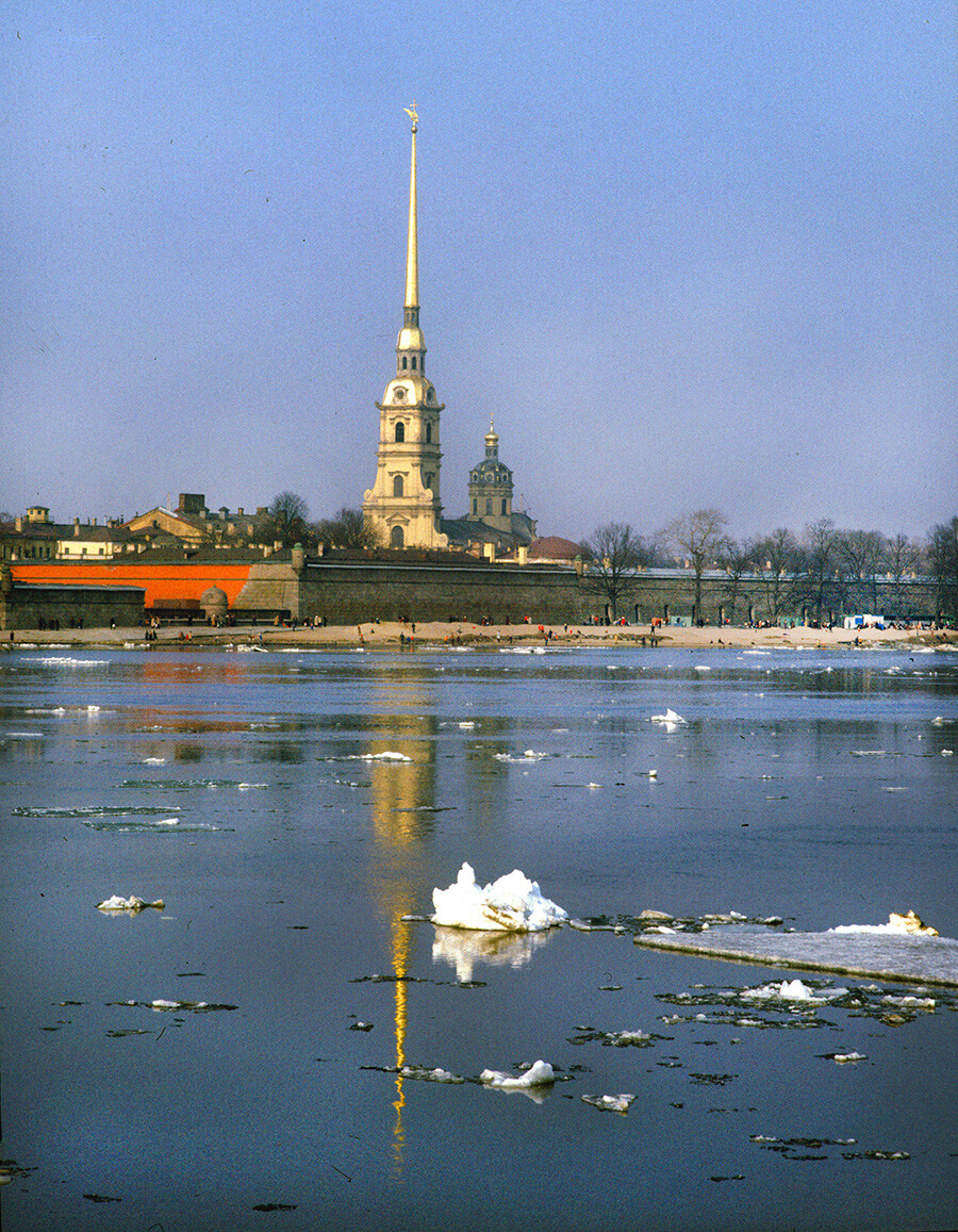 Fortaleza de Pedro y Pablo con el bastión Trubetskoi en primer plano. Catedral de los Santos Pedro y Pablo, vista suroeste. 9 de marzo de 1980. 