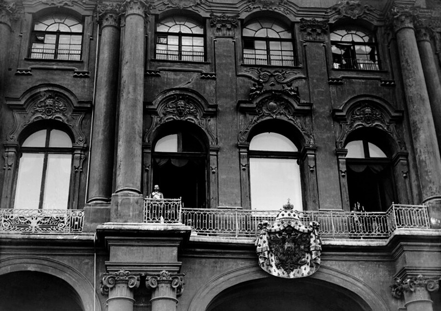 Nikolaus II. auf dem Balkon des Winterpalastes.