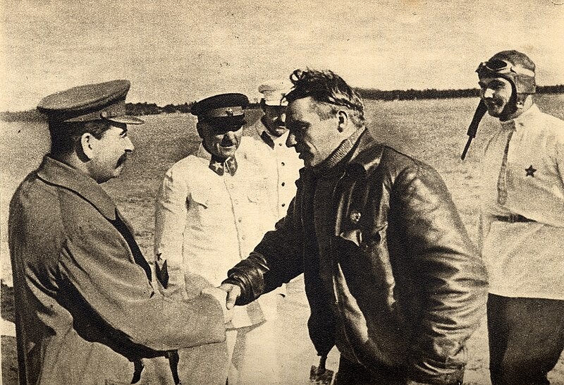 Chkalov saluda a Stalin
