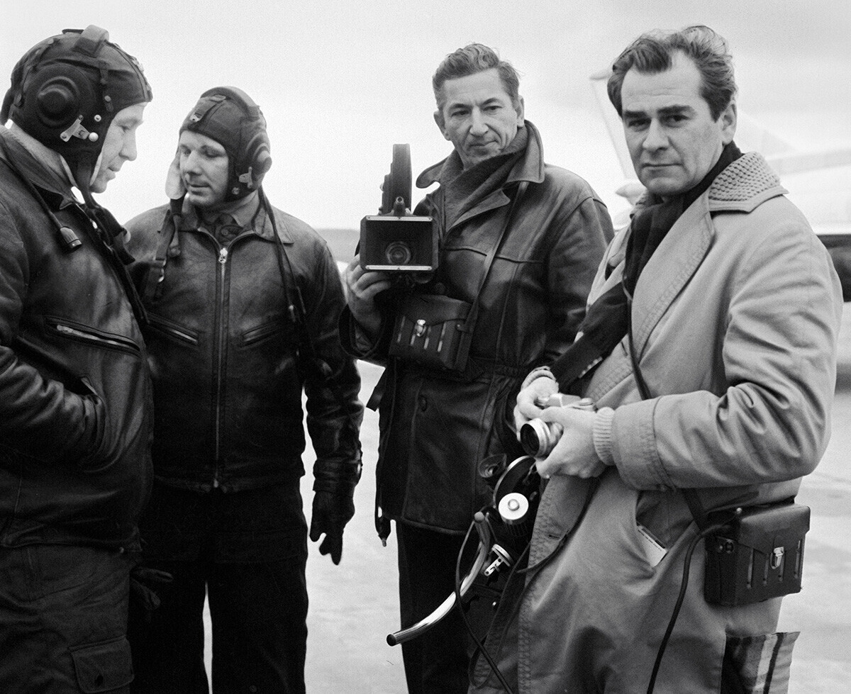 ユーリー・ガガーリン（左から2人目）とアレクセイ・レオーノフ（左）がMiG-15戦闘機で飛行した後、1964年