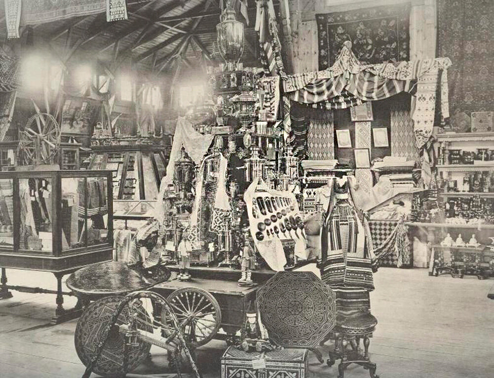 市場の手工芸品部門。1896年