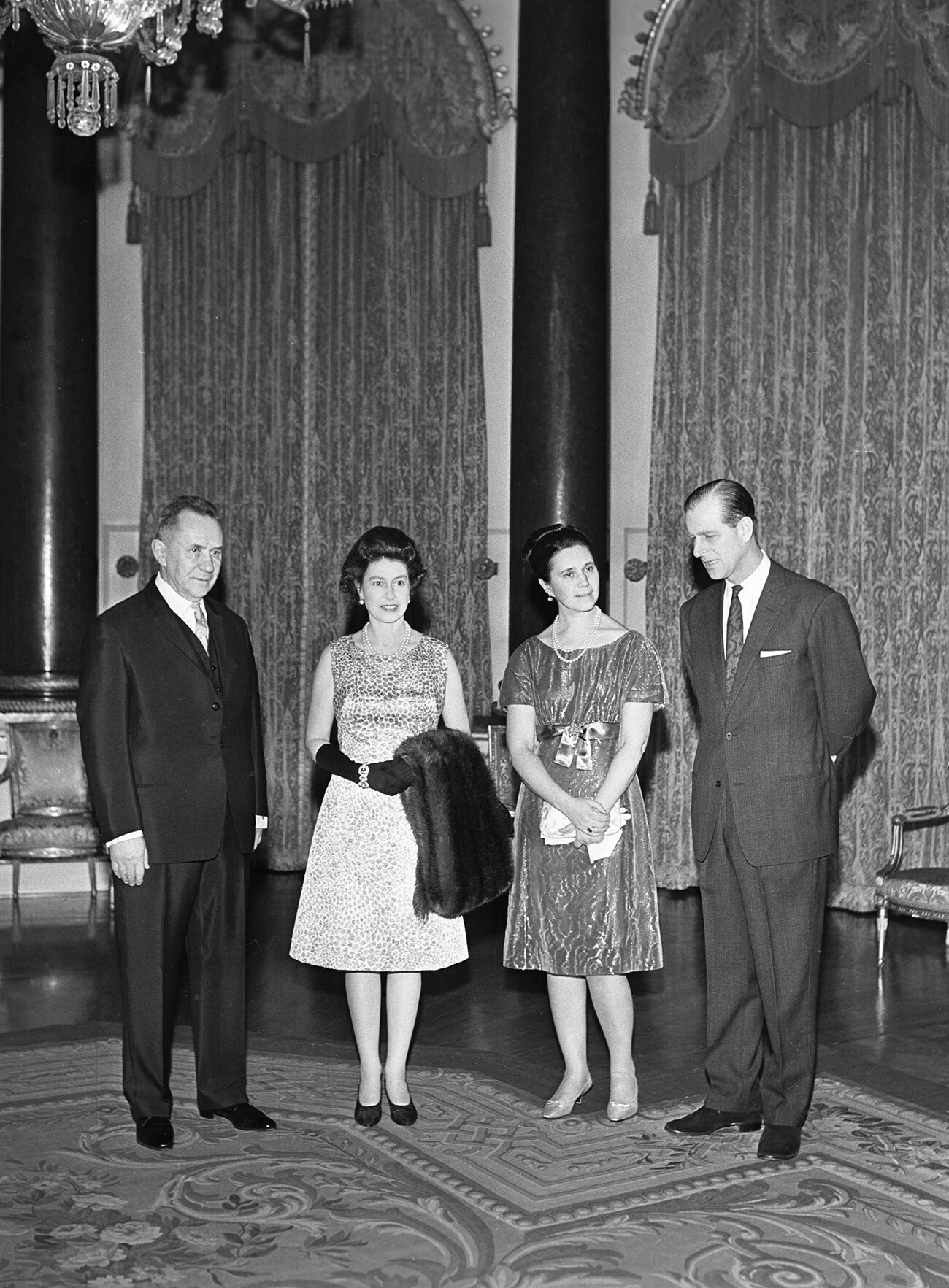 ソ連邦首相アレクセイ・コスイギン（左）とその妻 (右から2番目) が、イギリスでエリザベス女王とフィリップ殿下と会談。