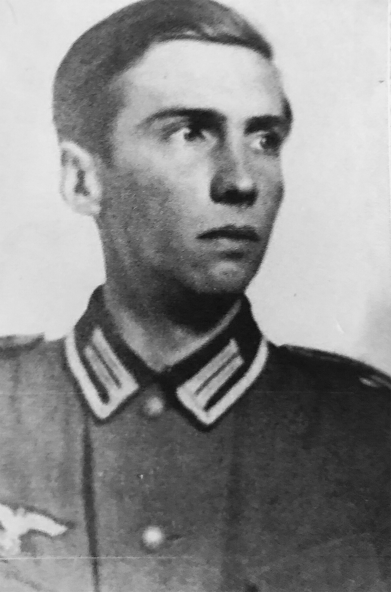 ナチス軍の制服を着るアレクサンダー・シュモレル