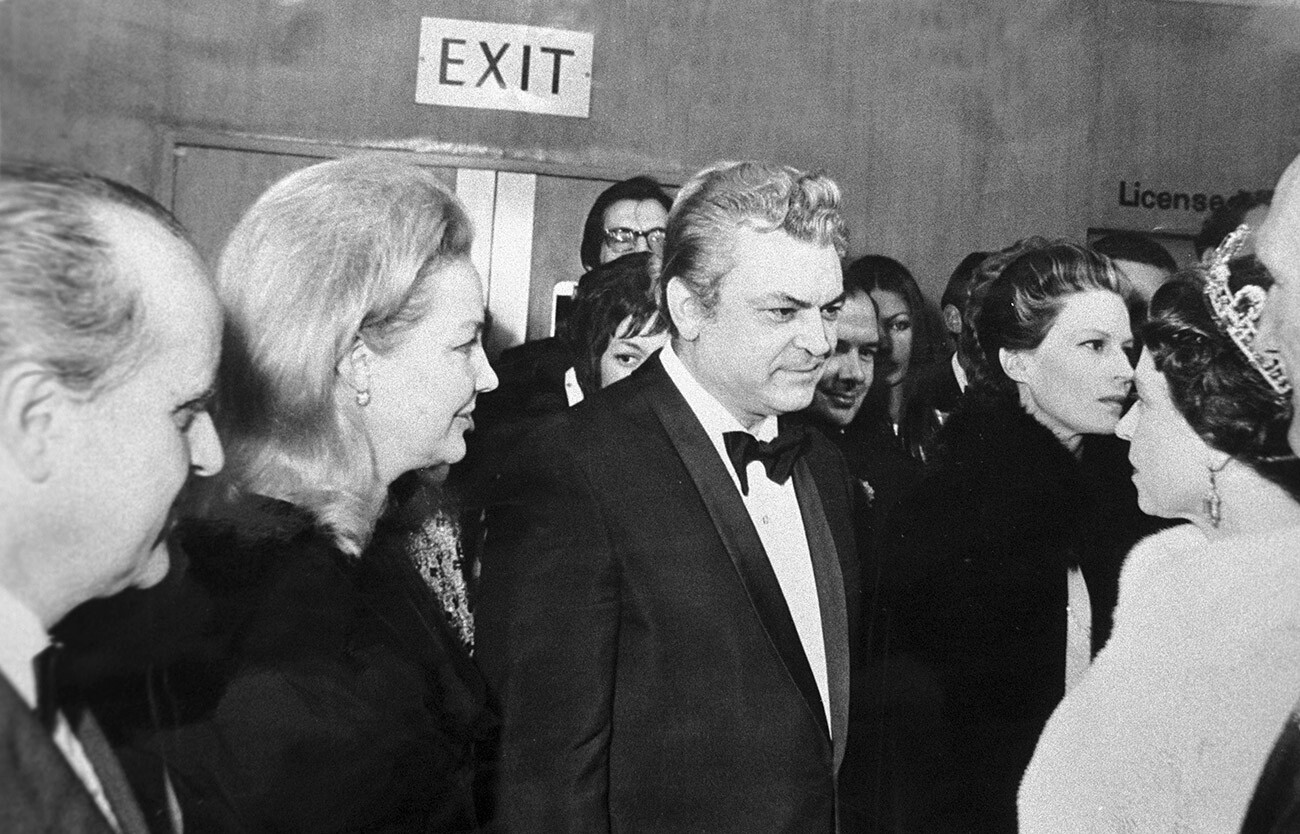 Sovjetski filmski režiser, narodni umetnik ZSSR Sergej Bondarčuk (v sredini) in njegova soproga Irina Skobceva (levo) na sprejemu pri angleški kraljici Elizabeti II. (desno)