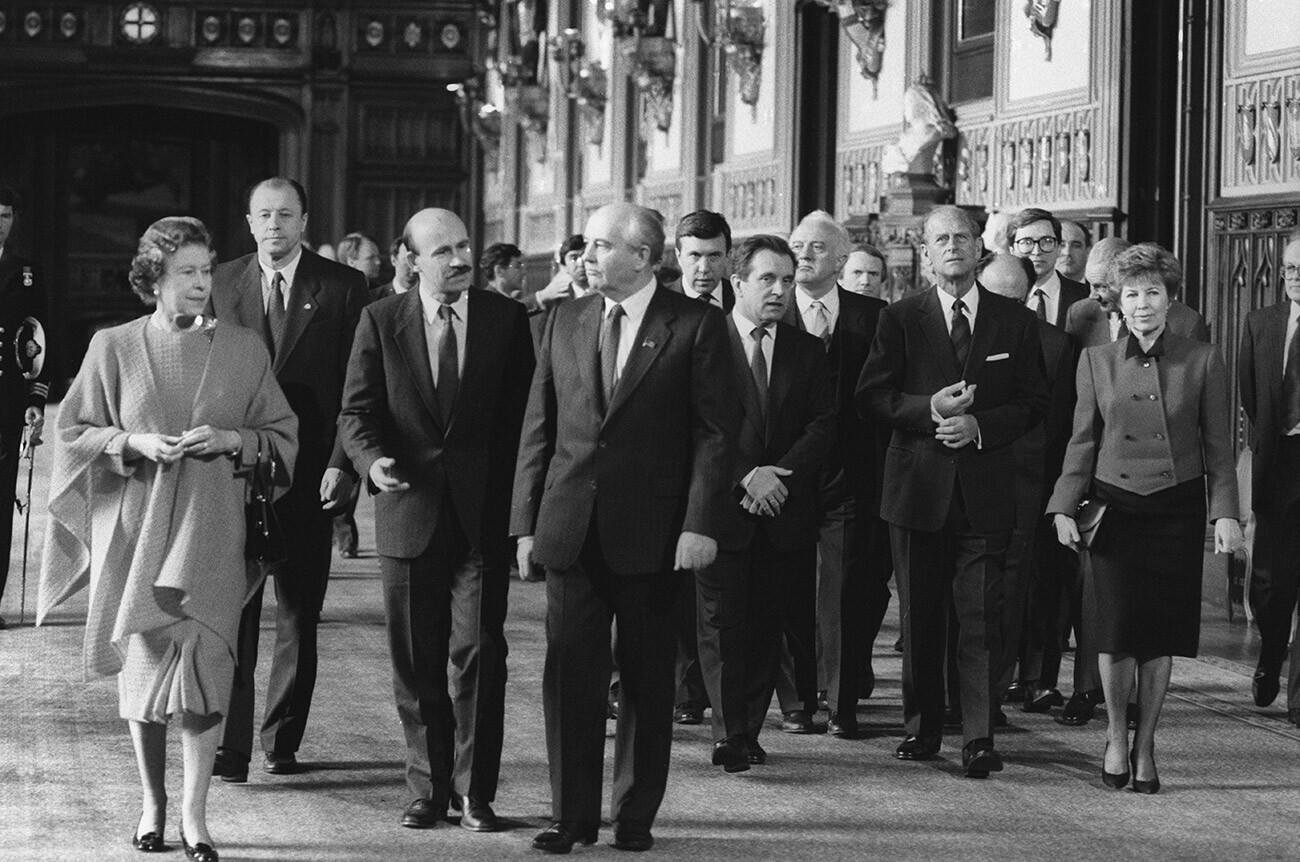 Uradni obisk Sovjetske partijske in vladne delegacije v Združenem kraljestvu Velike Britanije in Severne Irske. Generalni sekretar CK KPSZ Mihail Gorbačov (v sredini) s soprogo Raiso Gorbačovo (desno) in britanska kraljica Elizabeta II. s soprogom princem Filipom, vojvodo Edinburškim (2. desno)