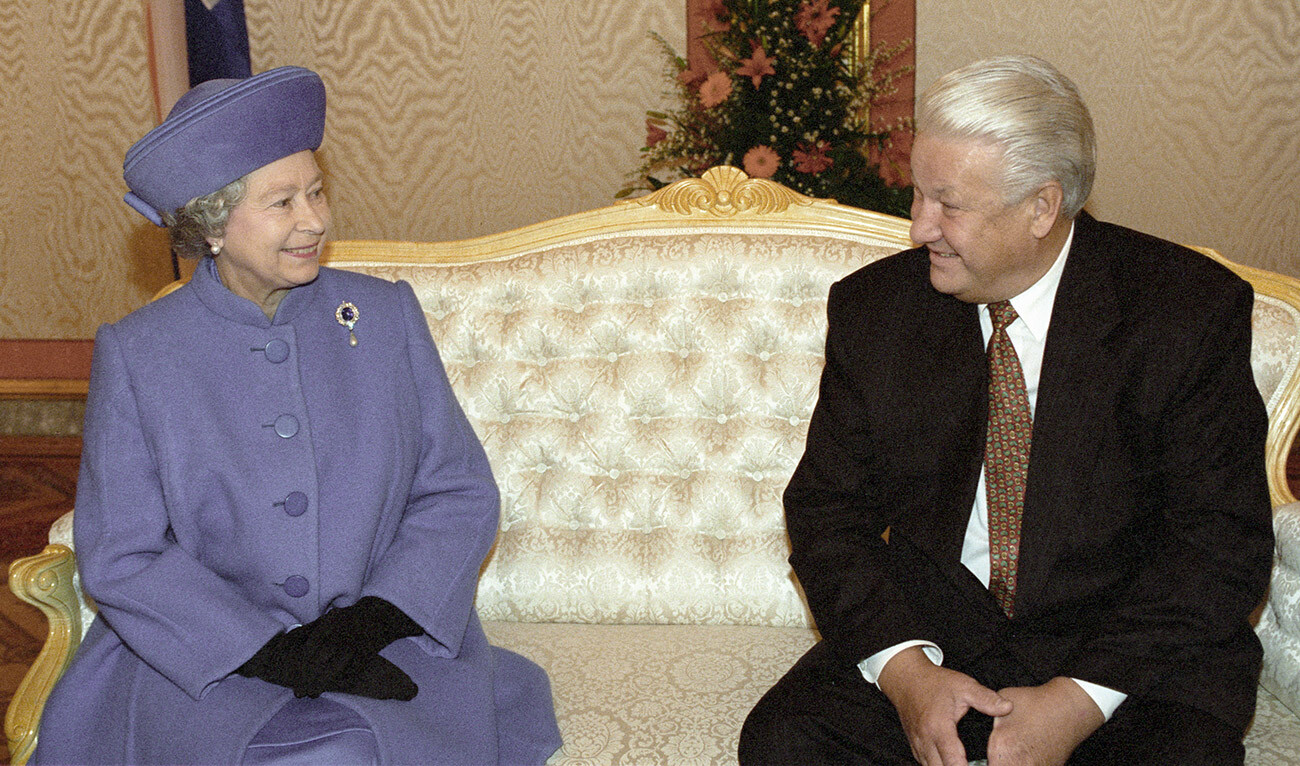 Ruski predsednik Boris Jelcin (desno) se pogovarja s kraljico Elizabeto II. (levo) med njenim obiskom v Rusiji