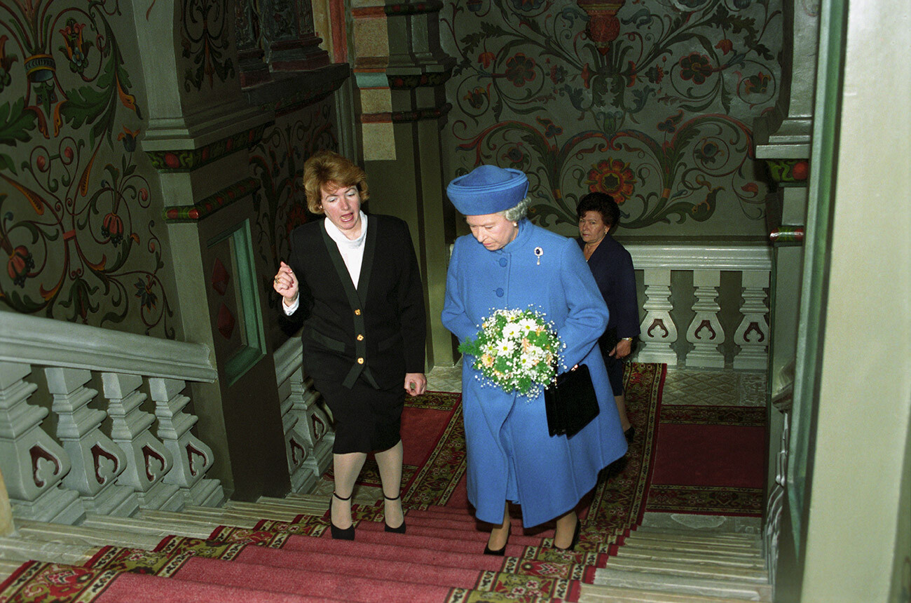 Državni obisk njenega veličanstva kraljice Velike Britanije in Severne Irske Elizabete II. in njegove kraljeve visokosti princa Filipa, vojvode Edinburškega (17.-20. oktober 1994). Kraljica Elizabeta II. med ogledom Velike Kremeljske palače (sedanje rezidence ruskega predsednika)