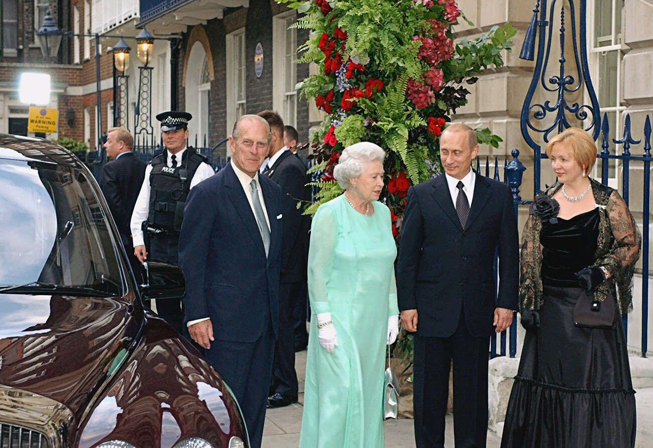 Ruski predsednik Vladimir Putin in njegova soproga Ljudmila Putina (desno) v Londonu na državnem obisku v Združenem kraljestvu; britanska kraljica Elizabeta II. in njen soprog vojvoda Filip Edinburški (levo) pred vstopom v Spencer House: ruska stran prireja sprejem v čast kraljici Elizabeti II.