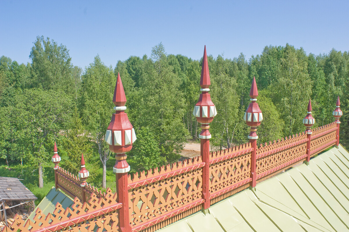 Astashovo. Terem. Roof ornaments, view northeast. June 1, 2016