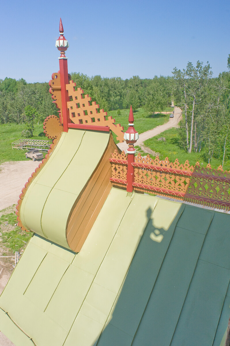 Astashovo. Terem. West facade, roof with decorative gable, view northwest. June 1, 2016