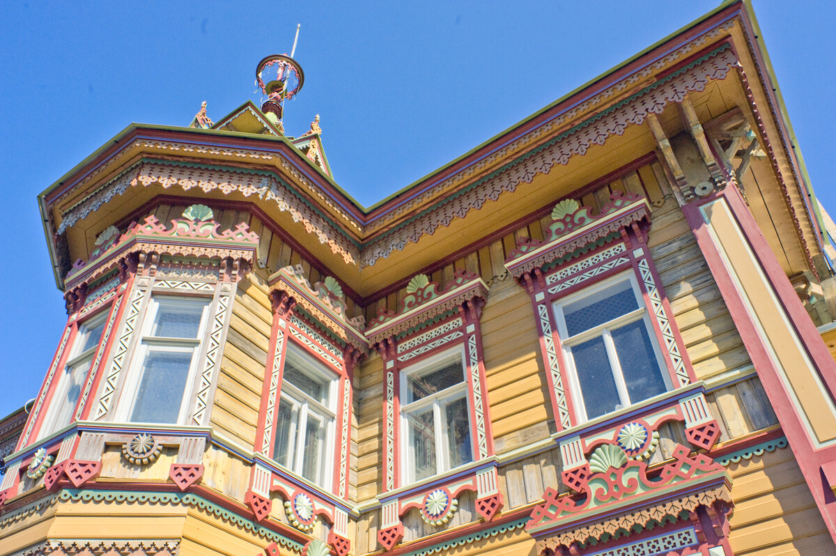 Astashovo. Terem. South facade, upper level. May 29, 2016