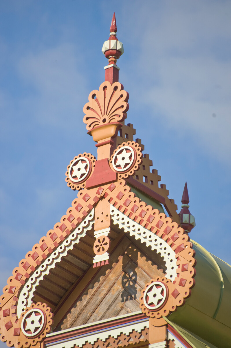 Astashovo. Terem. West facade, balcony gable. May 28, 2016