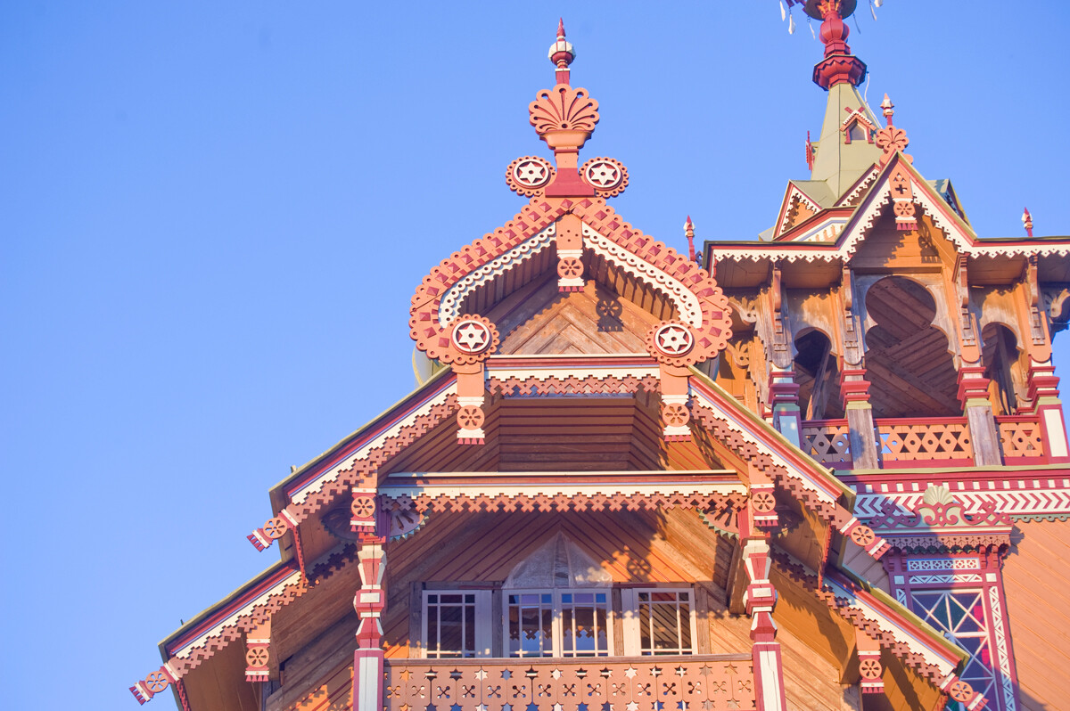 Astashovo. Terem. West facade, balcony & lookout tower. May 30, 2016