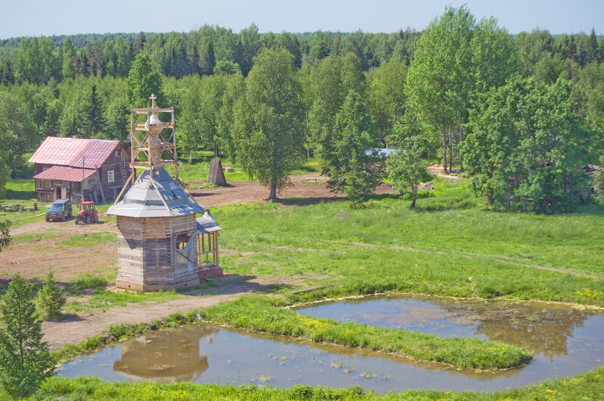 Il terem di Astashovo, vista sud-ovest dalla torre di avvistamento verso il parco con stagni e cappella di legno, 1 giugno 2016