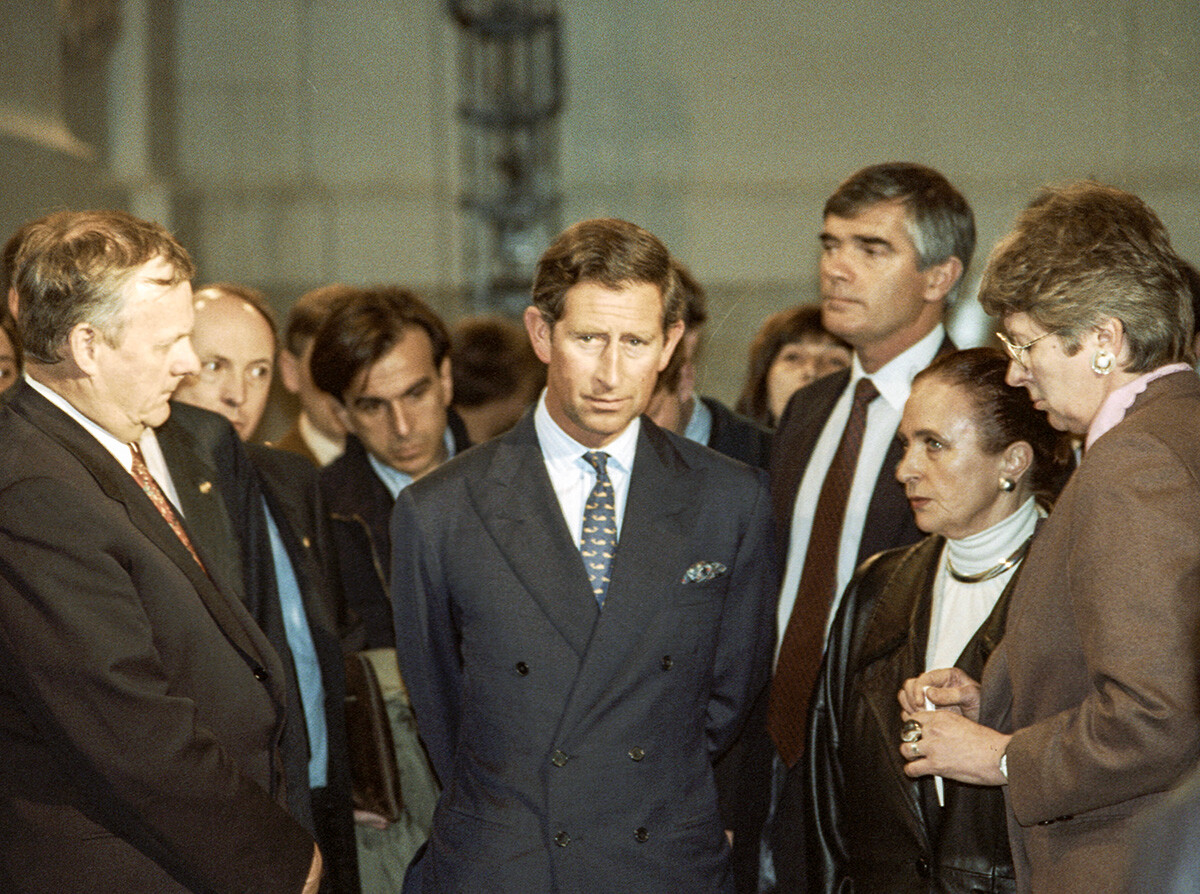 Besuch der englische Delegation in Russland, 16.-19. Mai 1994. Prinz Charles (in der Mitte) bei seiner Ankunft in St. Petersburg auf offizielle Einladung des Bürgermeisters Anatoli Sobtschak (links) in der Peter-und-Paul-Festung.