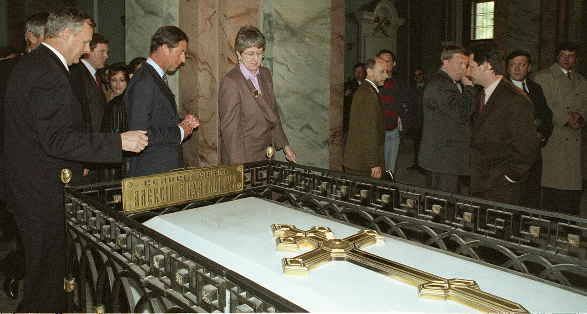  Prinz Charles (Zweiter von rechts), der auf offizielle Einladung von Bürgermeister Anatoli Sobtschak (ganz links) nach St. Petersburg gekommen ist, am Grabstein des Zarengeschlechts der Romanows in der Peter-und-Paul-Kathedrale in der Peter-und-Paul-Festung.